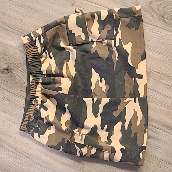 Camo Mini Skirt By SelfLove Size Small - Picture 4 of 6